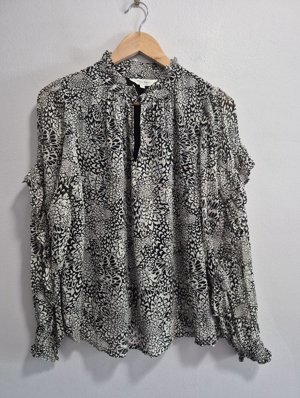 Part Two NWOT Ruffle Floral Black And White Blouse Size 34 / Small